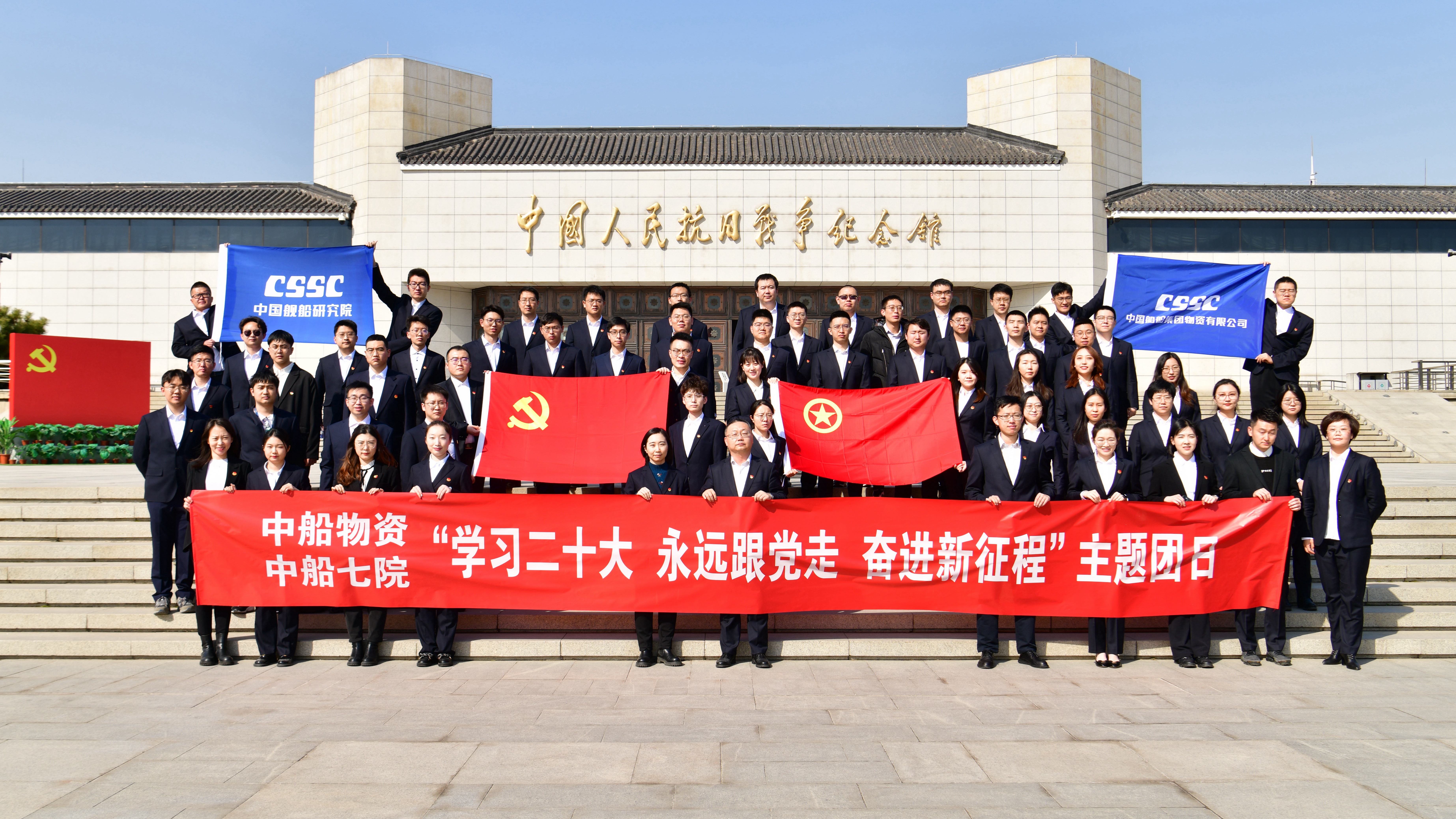 大门口合影_副本.jpg